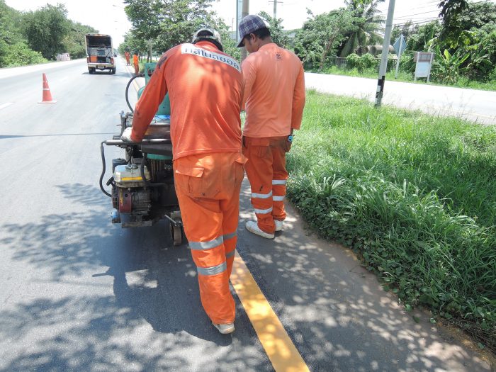 ทำเครื่องหมายบนผิวทางด้วยเครื่องตีเส้นจราจรสีเทอร์โมพลาสติก